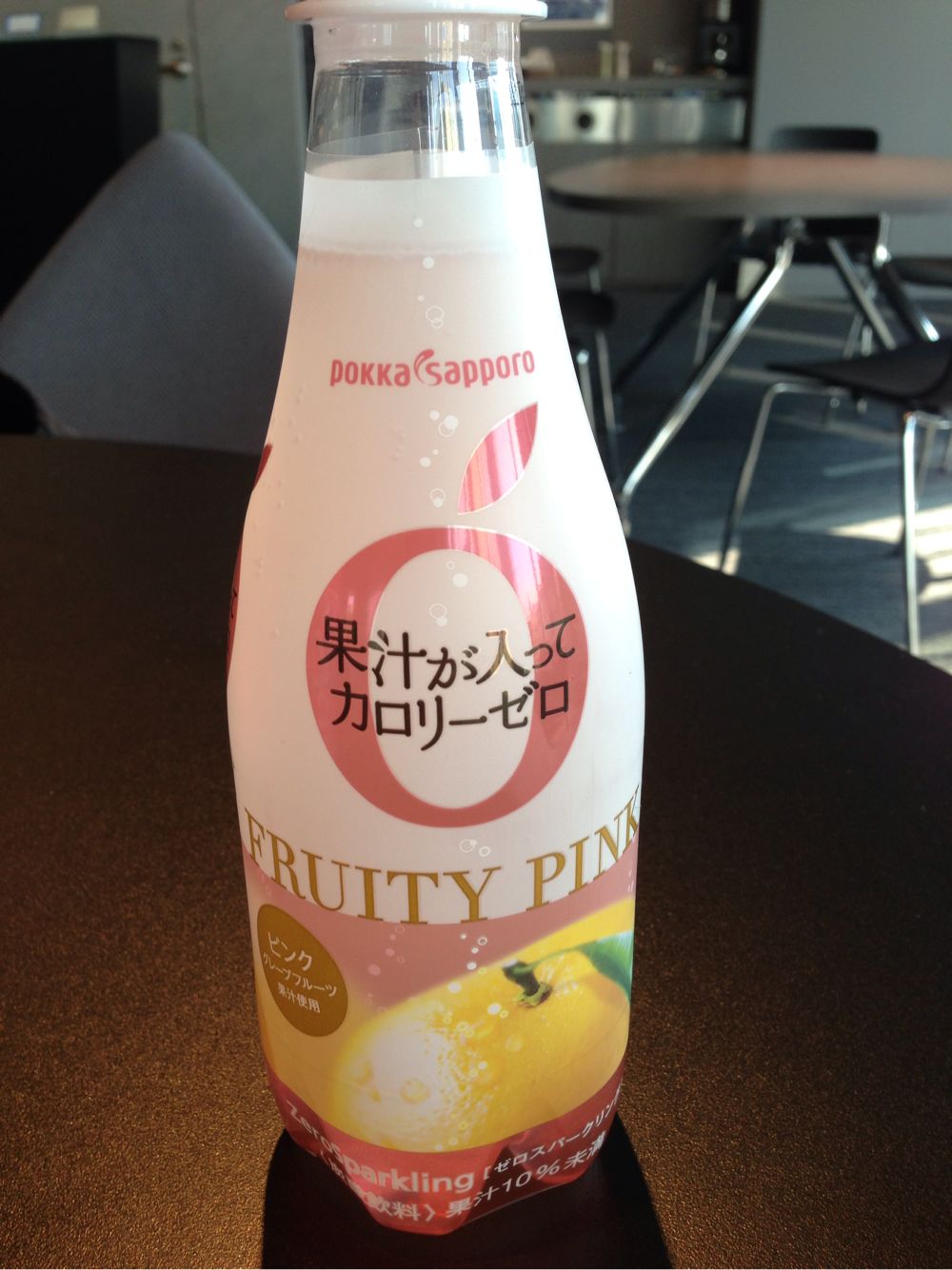 ドリンク評 143 Pokka Sapporo 果汁が入ってカロリーゼロ Fruity Pink 果汁入りで0calも衝撃なら味の良さも驚いた美味しすぎる炭酸飲料 明日やります