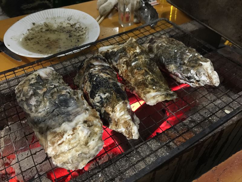 十分に火を通します。 炭が赤くて綺麗。この炭の恵みを受けて美味しく頂けました