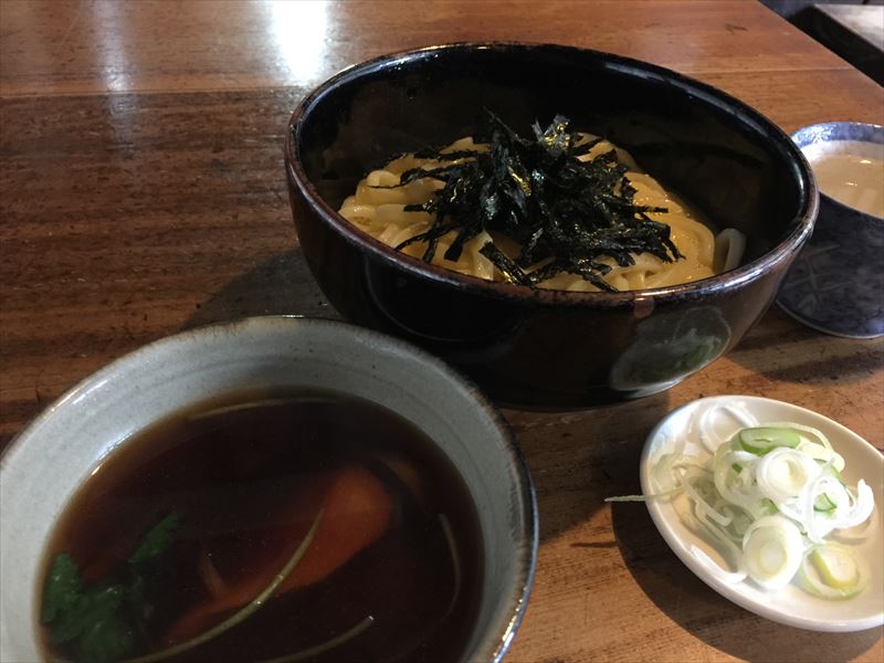 多分カモ肉が入ってるつけ汁で食べます。