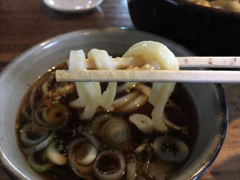 アツアツのつけ汁につけて食べます。