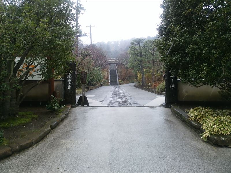 鎌倉街道の歩道から撮影した東慶寺。この門のあたりが「大門」で、いわゆる駆込みが成就したかどうかの境界になる場所だったようです。