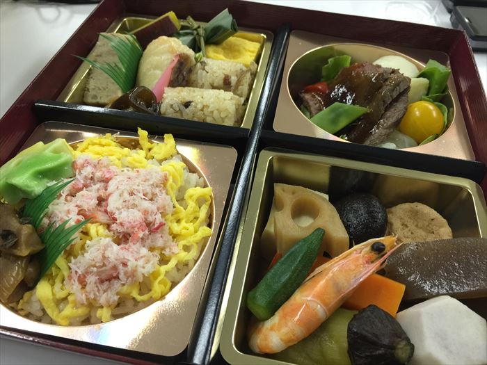 豪華お弁当！お上品なボリュームかと思いきや、おなか一杯になりました。