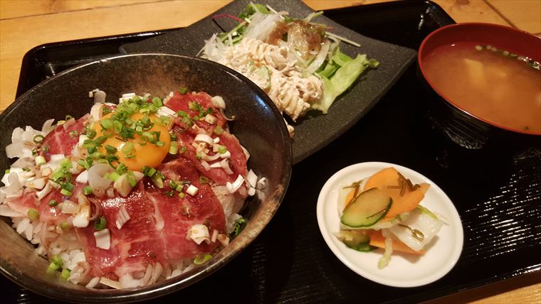 ねぎまみれ馬肉カルビ丼定食