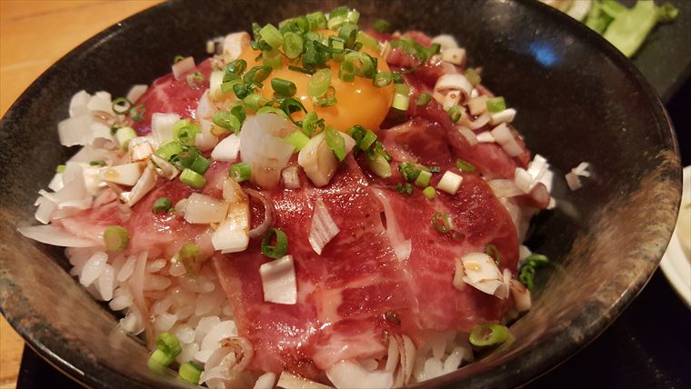 馬肉のカルビ丼