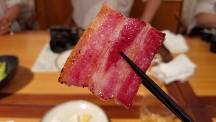 鉾田ハムさんのベーコンを、シンプルに素焼きして頂いたもの。肉汁・脂のコンビネーションが美しすぎる