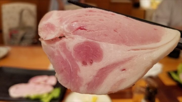 このロースハムがべらぼうに美味かった！脂って「甘み」なんですけれど、お肉のほど良い感じのしょっぱさにこの甘みが加わって無敵なハムでした。