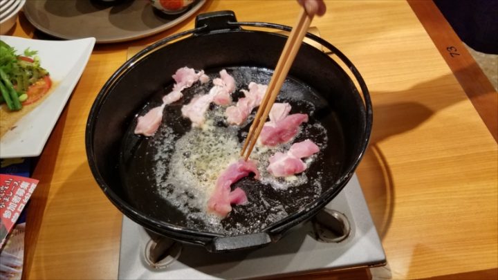 まず、鶏肉をバターとニンニクだけで焼いたのですが、この瞬間に放たれたバターとニンニクの焼ける芳香が、さんざ食材を食べている僕の食欲を再び呼び覚まします。