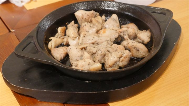 筑波のブランド鶏である、筑波茜鶏（あかねどり）の黒胡椒焼きです。身が締まってぷりぷり！