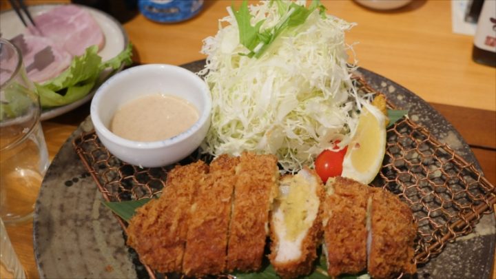 とんかつ3選の2。納豆とんかつ。納豆菌がお肉を絶妙に柔らかくするそうなんです。意外だったけれど納豆とカツが超合います！