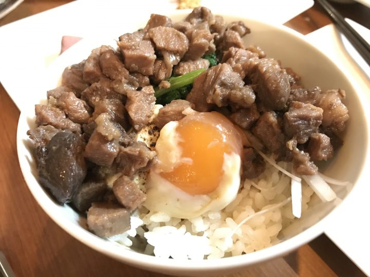 小さめの丼にお肉がたくさん！