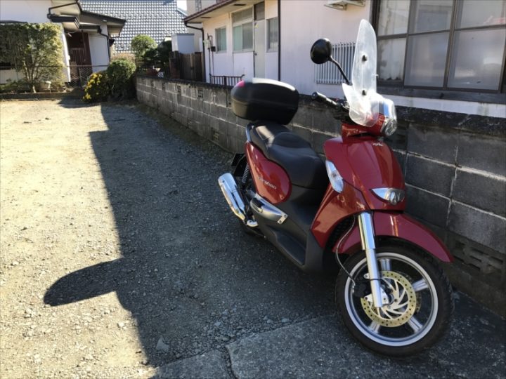 駐車場は離れた所に。